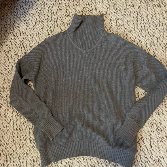 lululemon athletica Sweaters - Lululemon women’s sweater size 10 with pockets